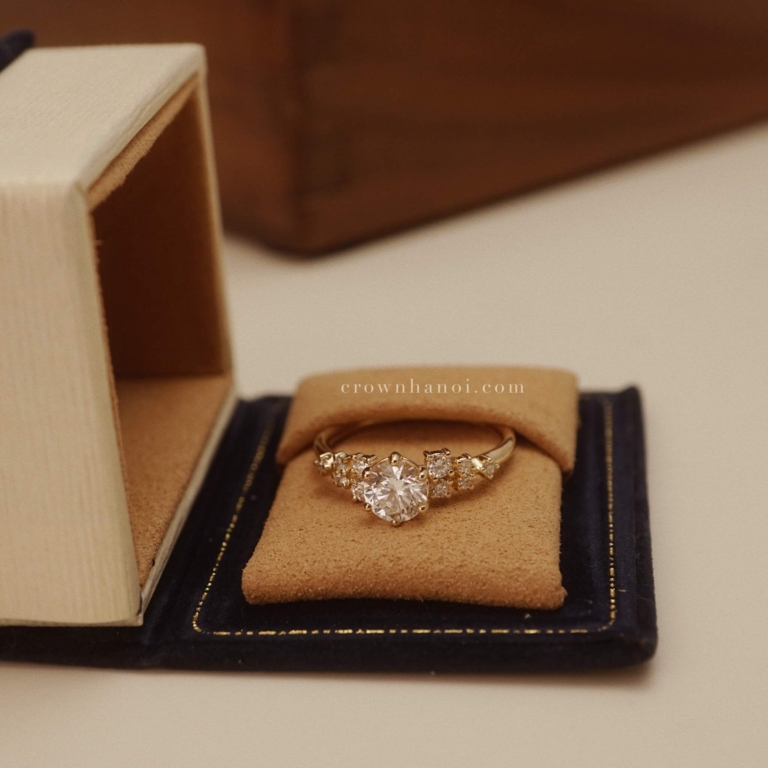 Alternative view of BOLD 6 PRONG SOLITAIRE ALTERNATING RING
