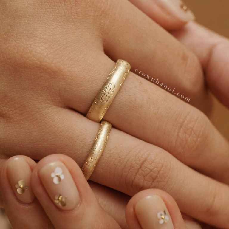 Alternative view of ETCHED BLOOM COUPLE BAND RING
