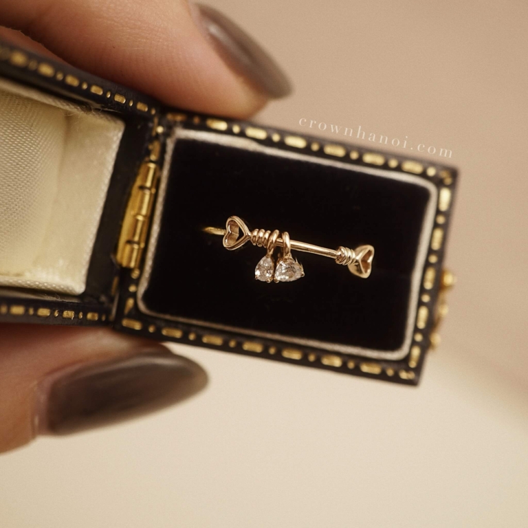 RIBBON DANGLE RING