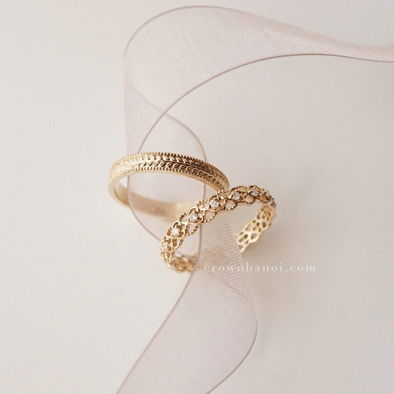 LAUREL BAND RING & VINTAGE HEART ETERNITY RING