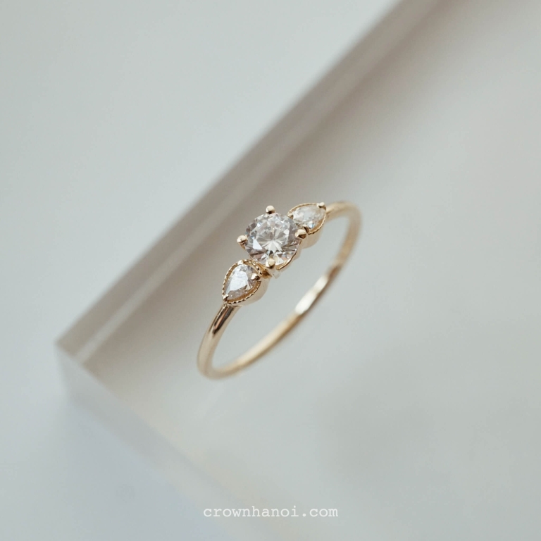 THREE STONE PEAR SIDE RING