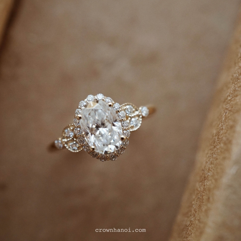 HALO OVAL FLOWERY RING