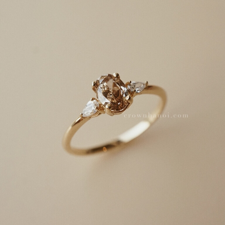 OVAL CHAMPAGNE DIAMOND PEAR SIDE RING