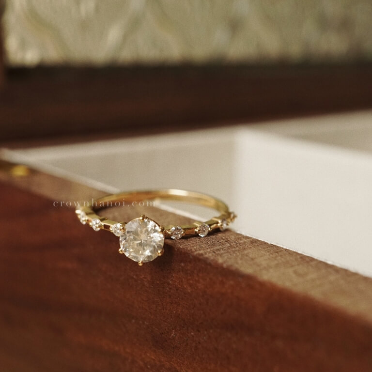 SOLITAIRE PETITE DIAMOND DISTANCE RING