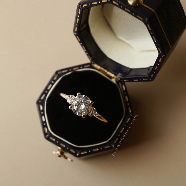 SOLITAIRE TRI SIDESTONE RING