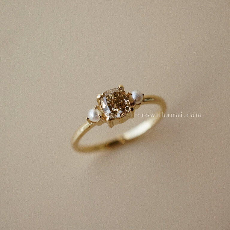 CUSHION CHAMPAGNE DIAMOND PEARL SIDE RING